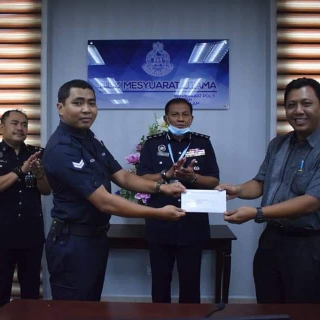 Cop Who Rescued Puppy From Drain Receives Commendation Letter From Tengku Permaisuri Of Selangor